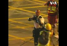 7月30日晚,香港數百名反送中抗議者被捕,其家屬到警署外喊話:「沒有暴動,只有暴政!」