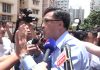 各界壓力下 何君堯强装笑臉面對抗議人士