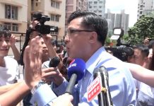 各界壓力下 何君堯强装笑臉面對抗議人士