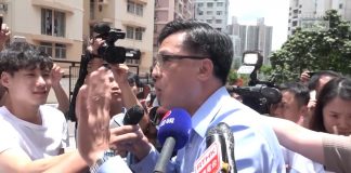 各界壓力下 何君堯强装笑臉面對抗議人士