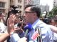 各界壓力下 何君堯强装笑臉面對抗議人士