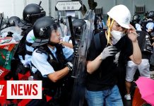 香港警方7月1号上午又用辣椒水和警棍对付抗议示威群众