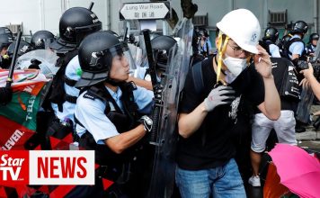 香港警方7月1号上午又用辣椒水和警棍对付抗议示威群众
