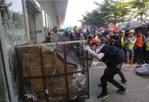 中共花钱雇暴徒乱港。环球时报却说:对暴徒冲击香港立法会的行径大声说不!