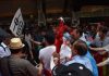 民運人士歡迎蔡英文過境紐約 中領館組織的五毛動手打人 (4)