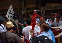民運人士歡迎蔡英文過境紐約 中領館組織的五毛動手打人 (4)