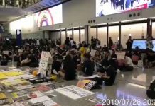香港機埸反送中現場小朋友領唱,好感動!