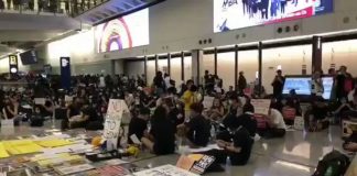 香港機埸反送中現場小朋友領唱,好感動!