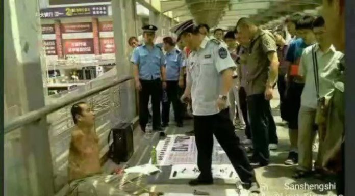 习近平新时代:无臂残疾艺人无依无靠,用脚写字卖艺谋生,竟被城管砸了摊子!
