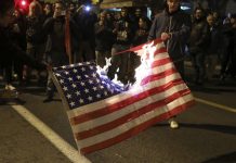 出大事了!在独立日当天,美国共产党在白宫附近焚烧国旗。