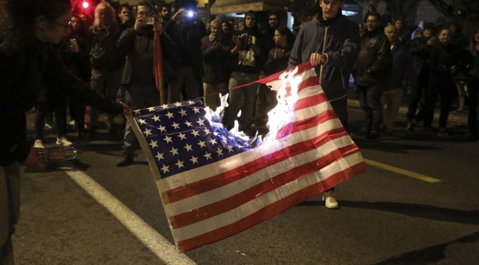 出大事了!在独立日当天,美国共产党在白宫附近焚烧国旗。