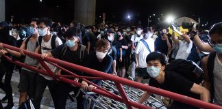 关注香港反送中3:6.10示威者冲击立法会 ,抗议者与警察发生冲突,各界遣责港府漠视民意,北京表态挺港府