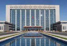 中国特色68:修建小学和敬老院政府说没钱,各地方政府修建的办公楼都是赛过白宫