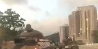 从视频中看到,中共有大批军警装甲车开进香港