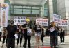 台湾的在野党团结联盟谴责港警血腥镇压,撕毁中共国旗以示愤慨