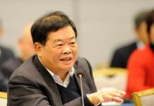 吴怀云:中国民营企业为何纷纷逃往美国?曹德旺一语揭穿