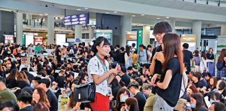 因参与香港反送中请愿活动,国泰空姐被捕