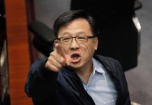 当代国际小丑:“万人踩”何君尧