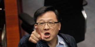 当代国际小丑:“万人踩”何君尧