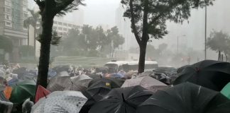 暴风雨没有阻止港人追求自由的脚步