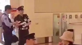你知道全世界有哪个国家的警察是跪着受理案件?