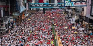 中美对抗25:香港“反送中”,习近平束手无策,美方要员火上浇油,中方质疑是美方在背后捣鬼