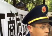这个视频有趣,工商局干部集体上访,拿着喇叭向省长喊话