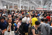 美国costco店在上海开业被抢购,只因商品质量好、价格便宜:茅台329元/瓶,烤鸡4.99元/只、牛仔裤18.99元/条