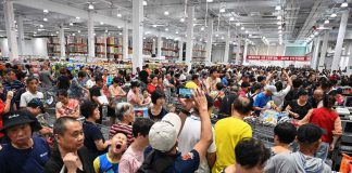 美国costco店在上海开业被抢购,只因商品质量好、价格便宜:茅台329元/瓶,烤鸡4.99元/只、牛仔裤18.99元/条
