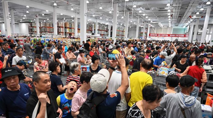 美国costco店在上海开业被抢购,只因商品质量好、价格便宜:茅台329元/瓶,烤鸡4.99元/只、牛仔裤18.99元/条
