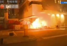 小崔说事:香港警察自己放火,自己偷拍,全程被香港记者拍下