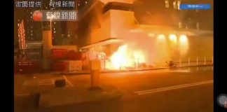 小崔说事:香港警察自己放火,自己偷拍,全程被香港记者拍下