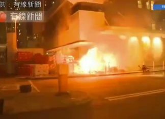 小崔说事:香港警察自己放火,自己偷拍,全程被香港记者拍下