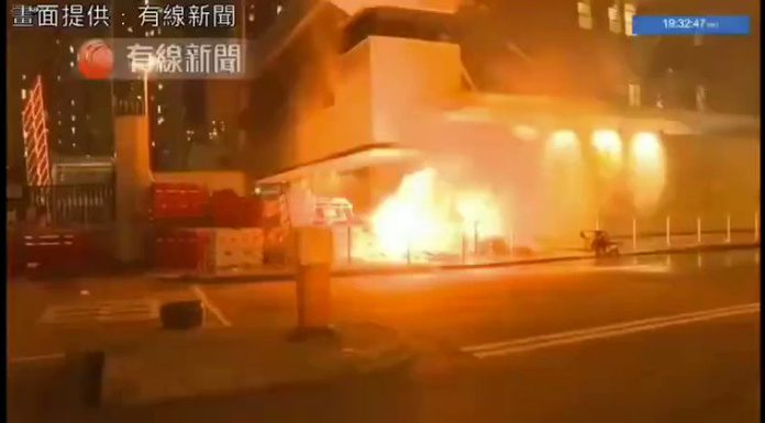 小崔说事:香港警察自己放火,自己偷拍,全程被香港记者拍下