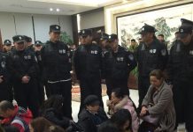 中国真相18:苏州商场倒闭 600商户围大楼讨说法