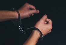 买激光筆也犯法?香港浸大學生因購買激光筆被抓 ,警方在譴責聲中放人