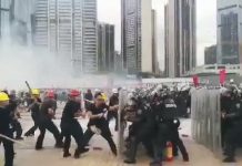 深圳公安举行了“亮剑”夏季大练兵,把讨薪农民工当假想敌,上万名警力海陆空模拟维稳