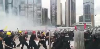 深圳公安举行了“亮剑”夏季大练兵,把讨薪农民工当假想敌,上万名警力海陆空模拟维稳