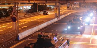 阳光卫视:大批共军军车凌晨抵达香港,港警护送!习近平意欲何为?