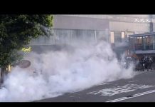 天助港人!香港防暴警催淚彈清場,風向突變,烟雾反而轉向防暴警!