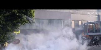天助港人!香港防暴警催淚彈清場,風向突變,烟雾反而轉向防暴警!