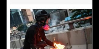中国观察:不出所料 港警穿黑衣投掷汽油弹嫁祸抗议者 专用警枪都露出来了 港民:为镇压制造借口