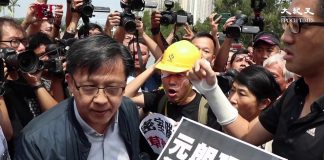 香港涉黑议员何君尧处处遭抗议,看来“港奸”打手也不好当