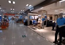中国真相3:实拍北京大型商场倒闭潮,周日空荡荡很冷清,收银台都没人,销售员月工资2500元,老板赔钱做生意,赚的不够付房租