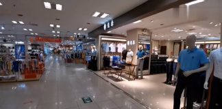 中国真相3:实拍北京大型商场倒闭潮,周日空荡荡很冷清,收银台都没人,销售员月工资2500元,老板赔钱做生意,赚的不够付房租