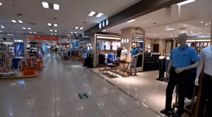 中国真相3:实拍北京大型商场倒闭潮,周日空荡荡很冷清,收银台都没人,销售员月工资2500元,老板赔钱做生意,赚的不够付房租