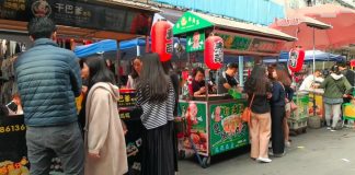 中国真相6:东莞小巷女人街,假尼姑骗人,天桥摆地摊,冷清的综合市场