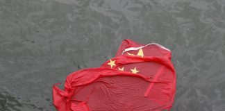12万人旺角游行 尖沙嘴中共五星旗被丢入海中
