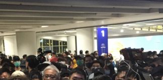 深圳辅警在香港机场假扮示威者冲击乘客,被当场逮个正着,暴徒显形