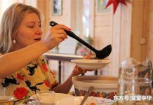周游列国5:娶一个乌克兰美女,一出门就这样,中国丈夫无奈:受不了